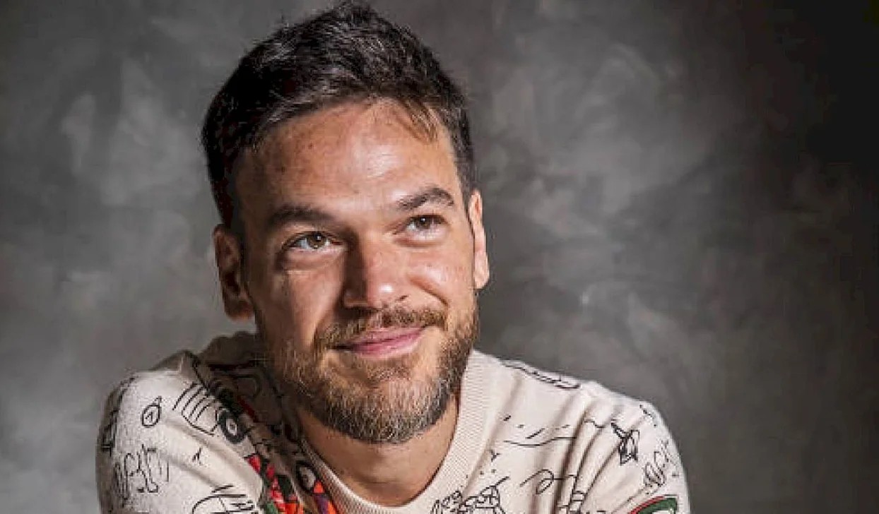 Emílio Dantas vive Hudson em "Dona de Mim" por Reprodução