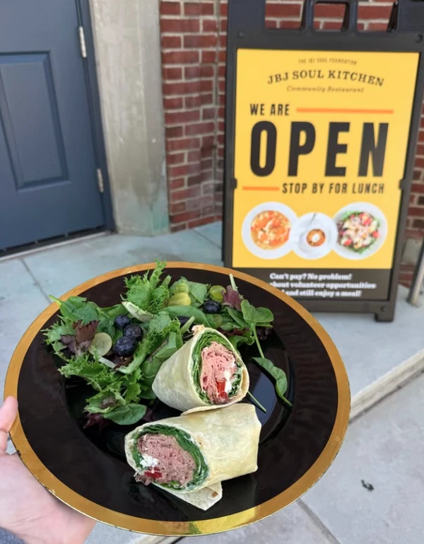 Cantor americano criou restaurante para ajudar pessoas que não podem pagar por Reprodução | Instagram