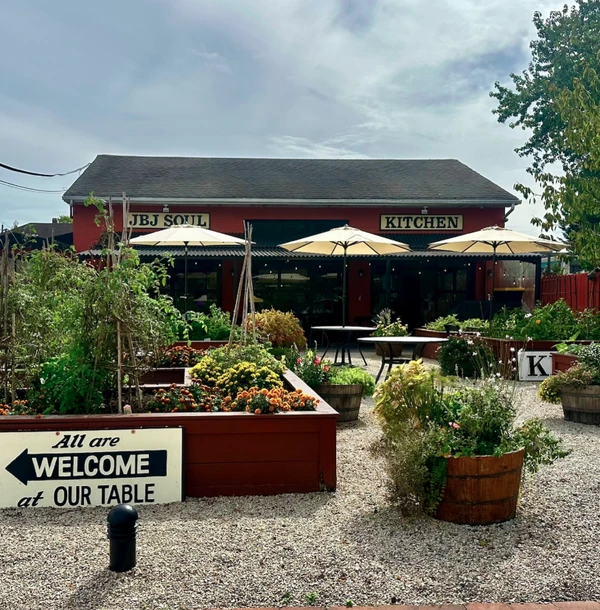 Cantor americano criou restaurante para ajudar pessoas que não podem pagar por Reprodução | Instagram