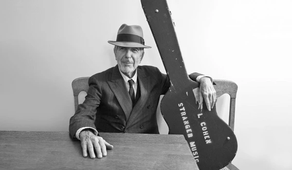 O cantor e compositor Loneard Cohen morreu aos 82 anos, em 2016, enquanto dormia por Divulgação