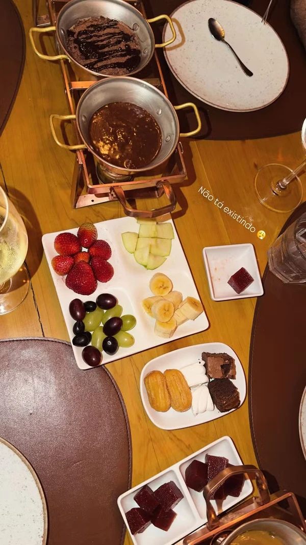 Mari Fernandez e Julia Ribeiro por REPRODUÇÃO