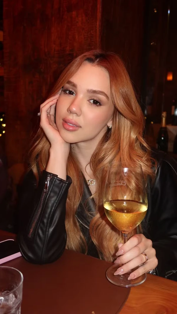 Mari Fernandez e Julia Ribeiro por REPRODUÇÃO