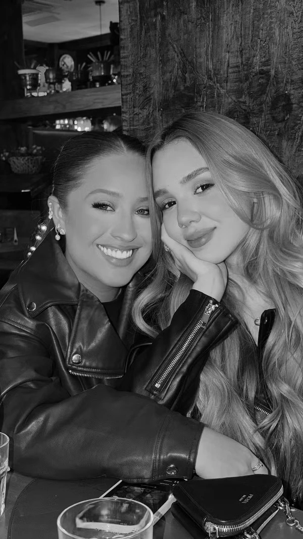 Mari Fernandez e Julia Ribeiro por REPRODUÇÃO