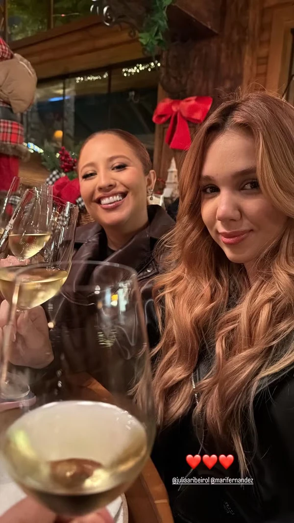 Mari Fernandez e Julia Ribeiro por REPRODUÇÃO