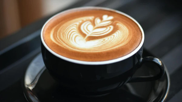 Médicos e nutricionistas explicam os efeitos do café no corpo e o que evitar para aproveitar seus benefícios.