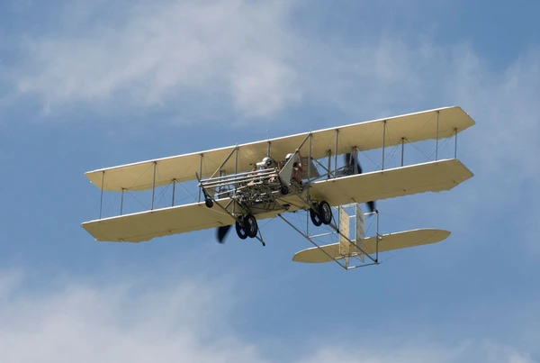 1910 - Primeiro voo comercial dos Irmãos Wright por reprodução