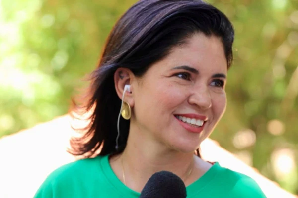 Adriana Oliveira tem quase 30 anos de trajetória na Rede Bahia