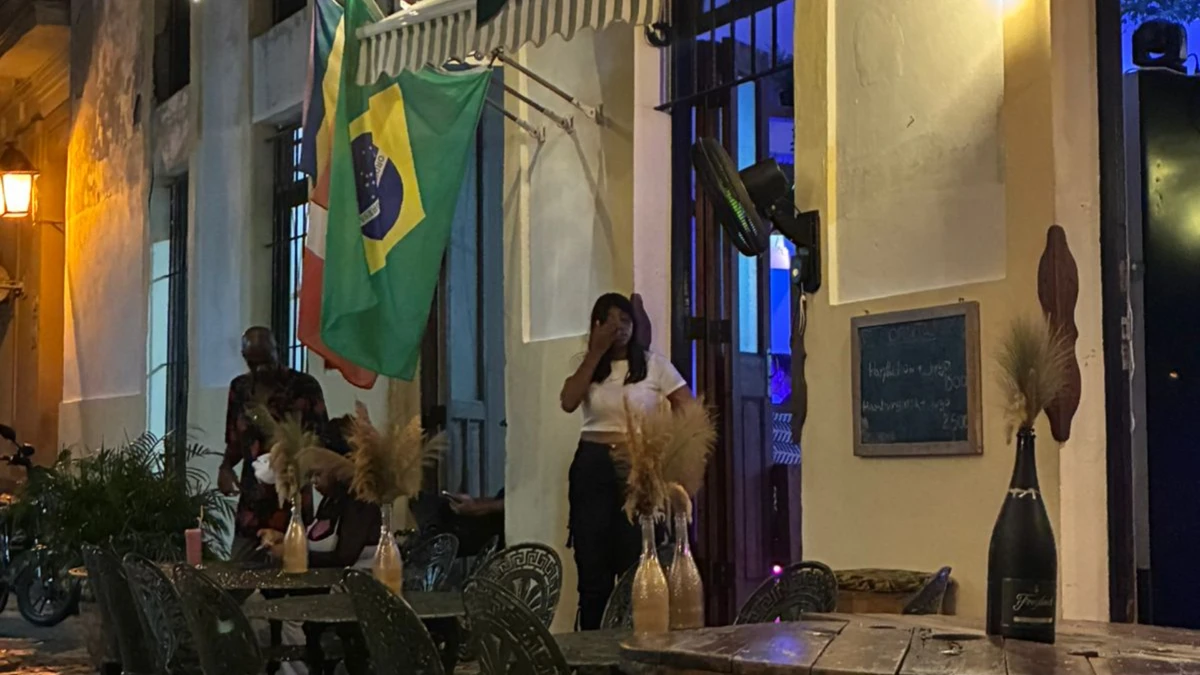 Bar em Havana com a bandeira do Brasil em destaque.