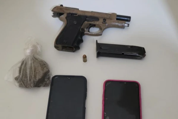 Celulares e uma pistola foram encontrados com o suspeito