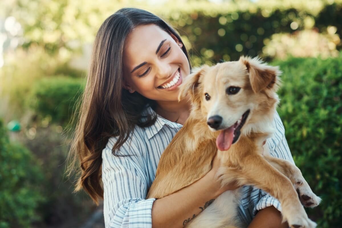 Nomes para cachorros tímidos ajudam a refletir a personalidade dos pets (Imagem: PeopleImages | Shutterstock)