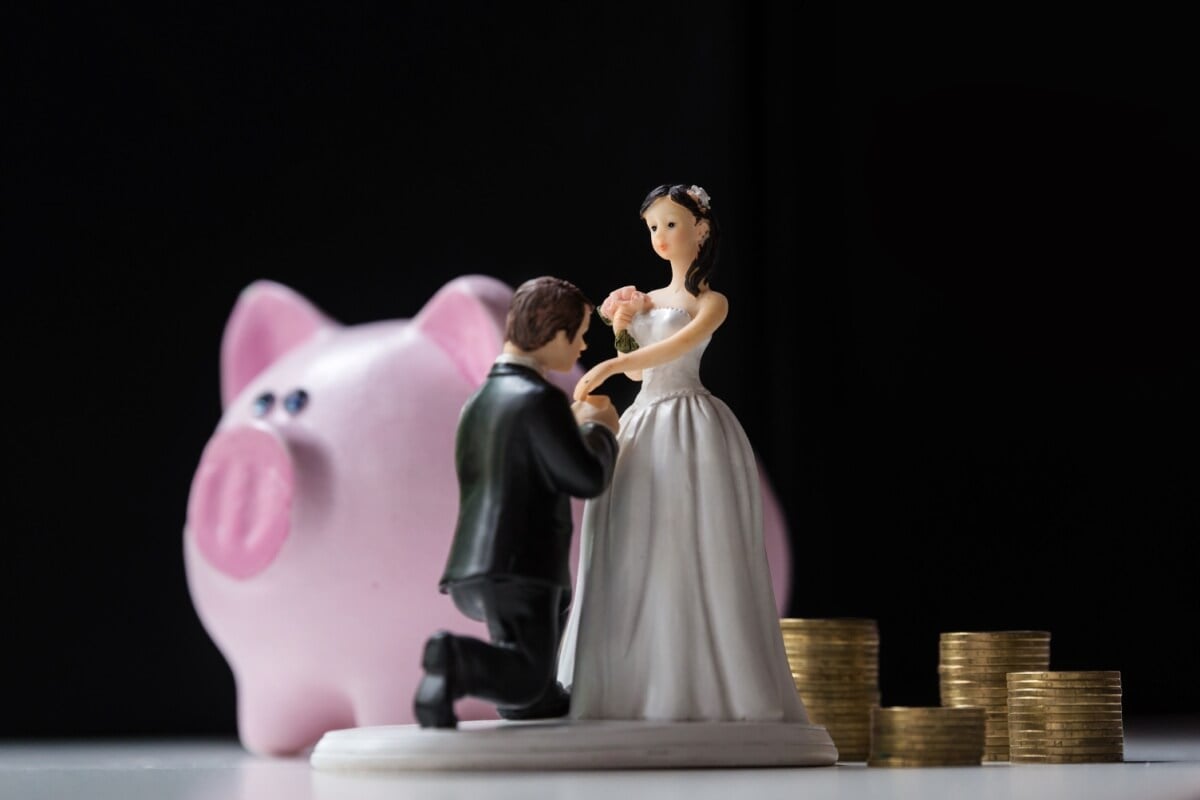 O planejamento financeiro é uma estratégia para evitar dívidas após o casamento (Imagem: illustrissima | Shutterstock)