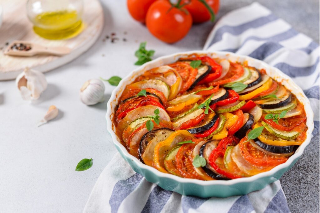 Ratatouille com molho de tomate e manjericão (Imagem: Dina Photo Stories | Shutterstock)