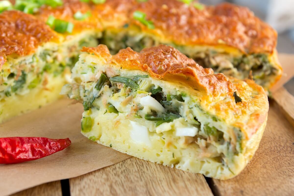Torta de atum, escarola e ovo (Imagem: photobobs | Shutterstock)