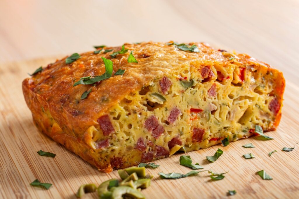 Torta de calabresa com azeitonas (Imagem: Radu Sebastian | Shutterstock)