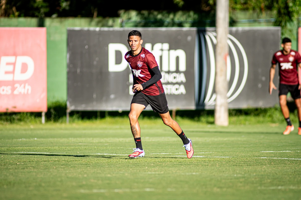 Erick tem sequência como defensor pelo Vitória