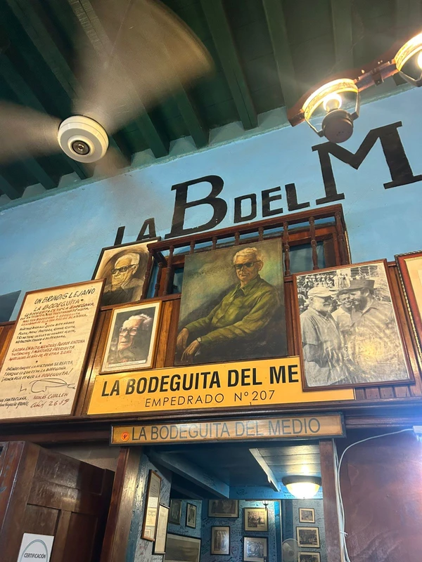 Fachada do bar La Bodeguita Del Medio, onde é possível tomar um dos mojitos mais famosos de Cuba e ouvir música brasileira ao vivo.  por André Uzêda