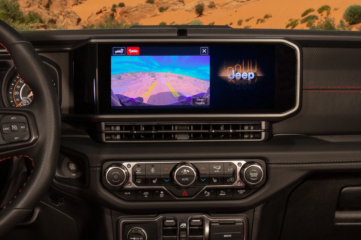 Uma das funções da central é exibir a câmera dianteira por Divulgação