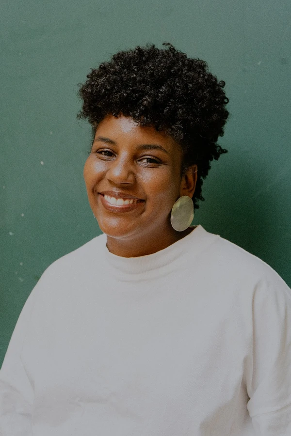 Juliana Oliveira participou da roda de conversa “Tempo: sentido das frestas que vazam do movimento azulado à flexibilidade do ferro”, com Inaê Moreira e Sérgio Soarez por Divulgação