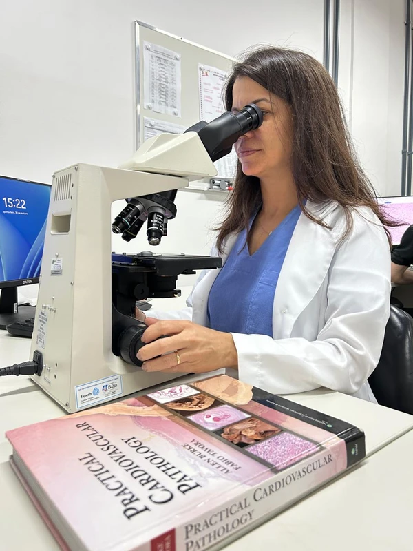 Juliana Ribeiro de Freitas, coordenadora do setor de Anatomia Patológica, destaca o desafio de unir ciência, agilidade e respeito às famílias no trabalho pericial