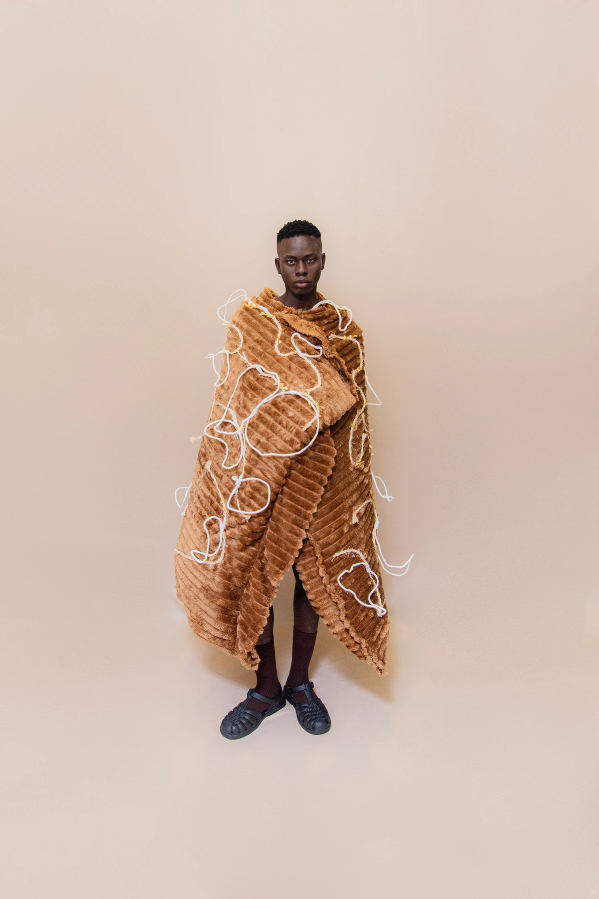 Look Kriaça1 (@kriassaum). Calçado: Melissa (@clubemelissasalvadorshopping). Modelo: Oluwatosin (@_temi_ayo)  por Lucas Assis