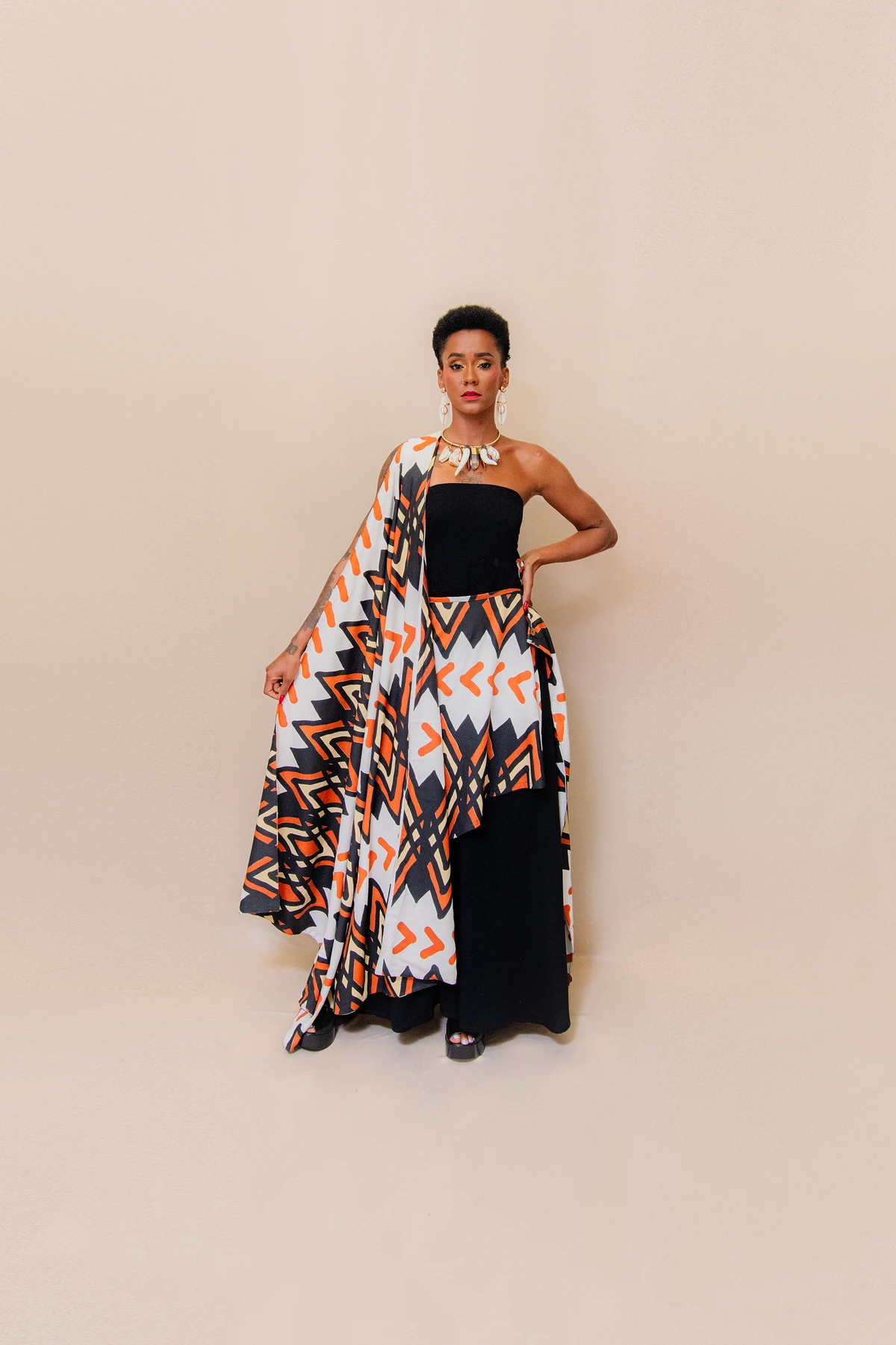 Look Negrif (@madanegrif). Acessórios: Brinco TáBomPraVocê (@tabompravoce). Colar: By Aninha (@byaninhamimoseacessorios). Calçado: Melissa (@clubemelissasalvadorshopping). Modelo: Marcele Carvalho (@marceledeverdade) por Lucas Assis