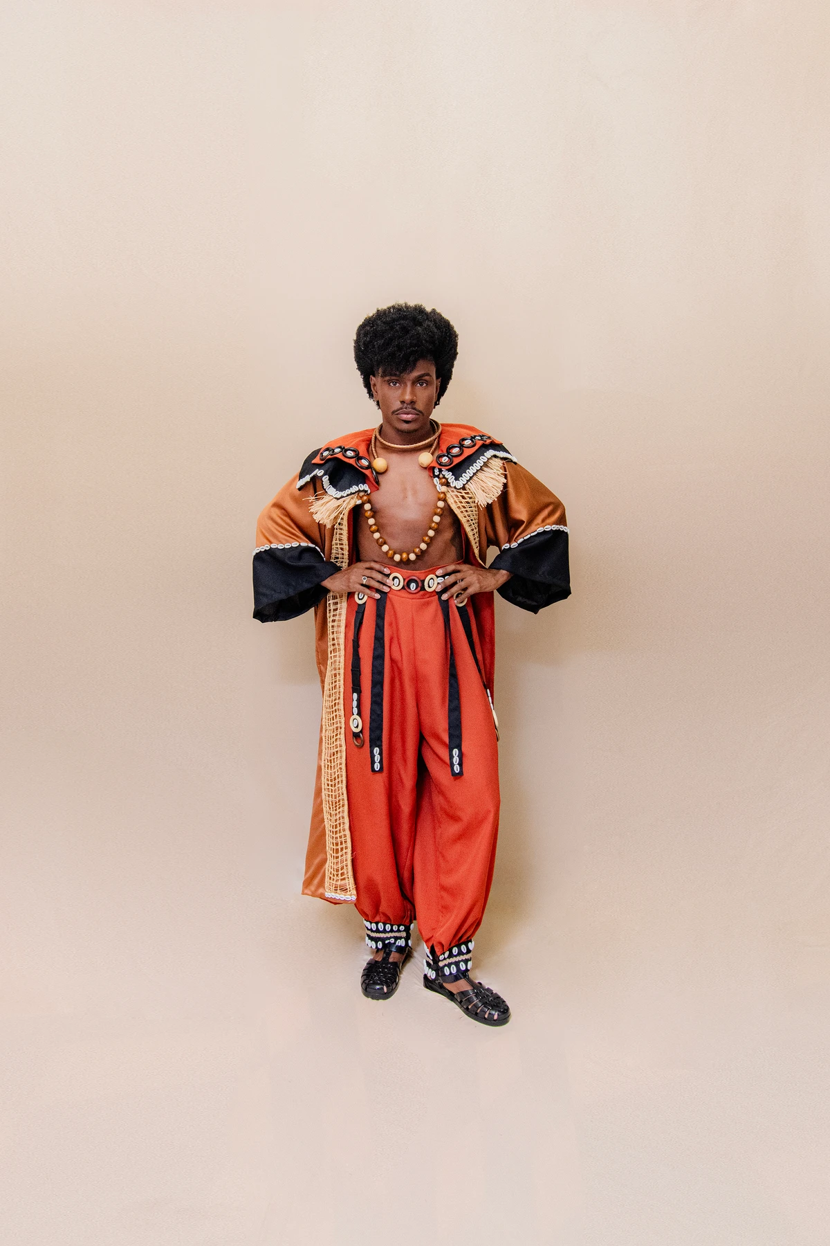 Look Jean Nogueira (@jeannogueirasilva). Acessório: Janaína Rodrigues (@jnarodrigues). Calçado: Melissa (@clubemelissasalvadorshopping). Modelo: Ruan Silva (@silvaru_ofc) por Lucas Assis