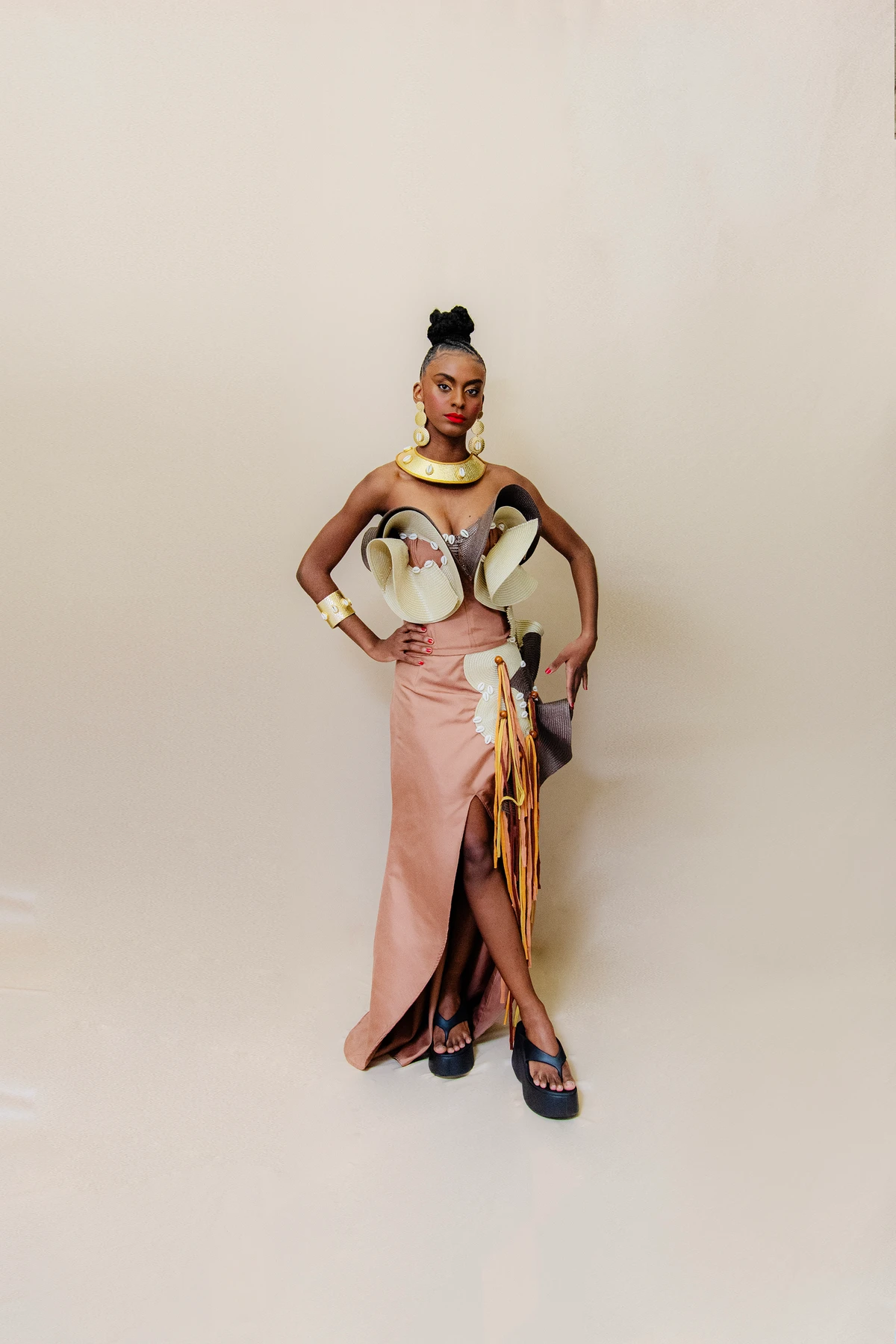 Look Ateliê Jorge Andrade e Neto Monteiro (@designerjorgeandrade). Acessório: TáBomPraVocê (@tabompravoce). Calçado: Melissa (@clubemelissasalvadorshopping). Modelo: Thayanne Alves (@thayxzo) por Lucas Assis