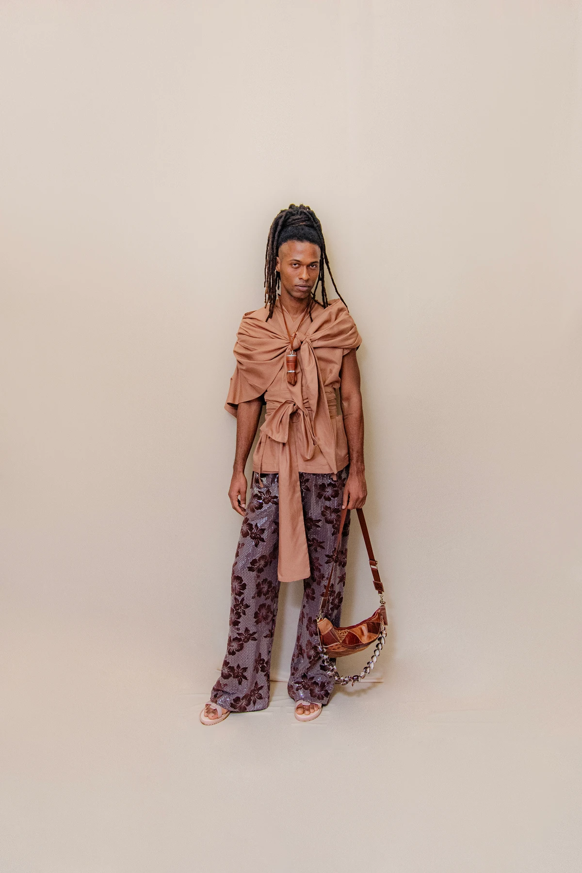 Look Ateliê Jorge Andrade e Neto Monteiro (@designerjorgeandrade). Acessório: By Aninha (@byaninhamimoseacessorios). Bolsa Ziê (@minhazie). Calçado: Melissa (@clubemelissasalvadorshopping). Modelo: Pedro Henrique (@massiv.e) por Lucas Assis