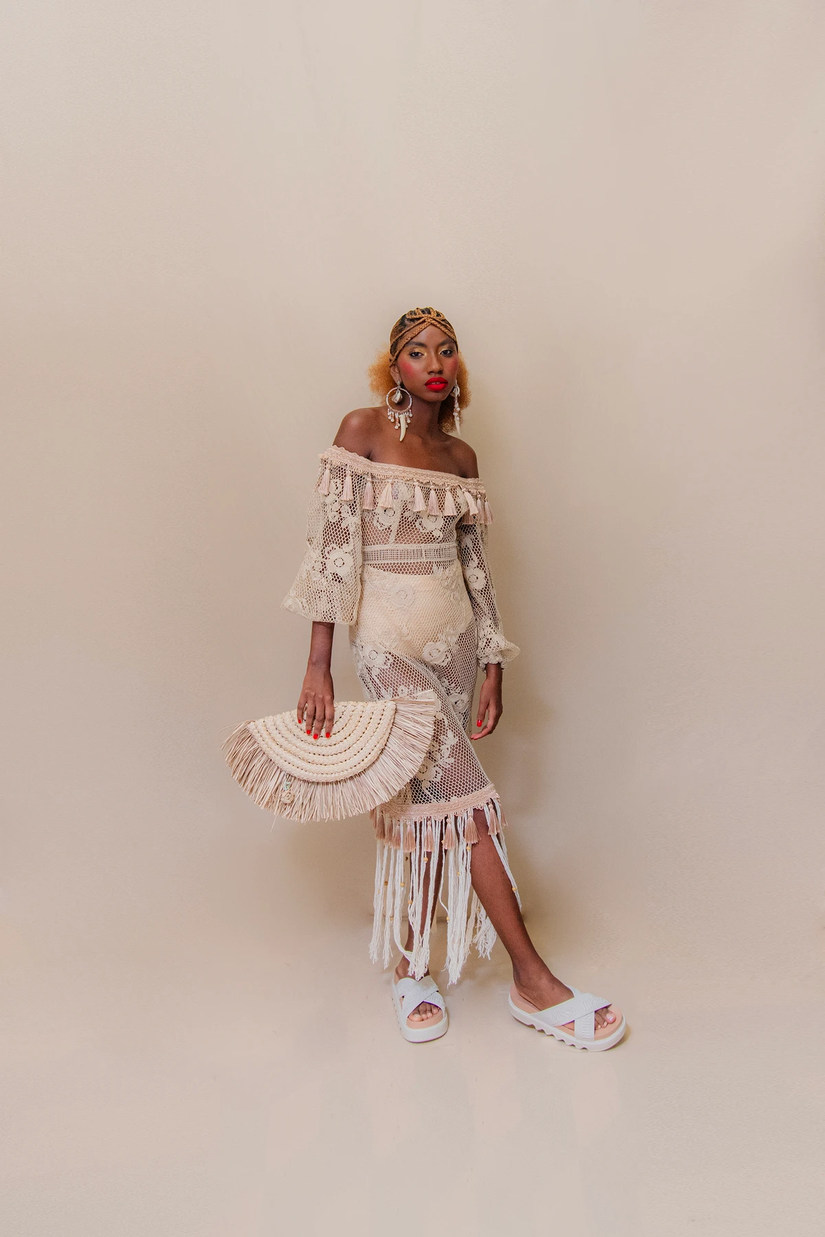 Look Ateliê Casalinda (@ateliecasalinda). Acessórios: Brinco By Aninha (@byaninhamimoseacessorios). Bolsa: Divino Ammor (@divinoammor). Calçado: Melissa (@clubemelissasalvadorshopping). Modelo: Nathalia Santos (@santssnath) por Lucas Assis