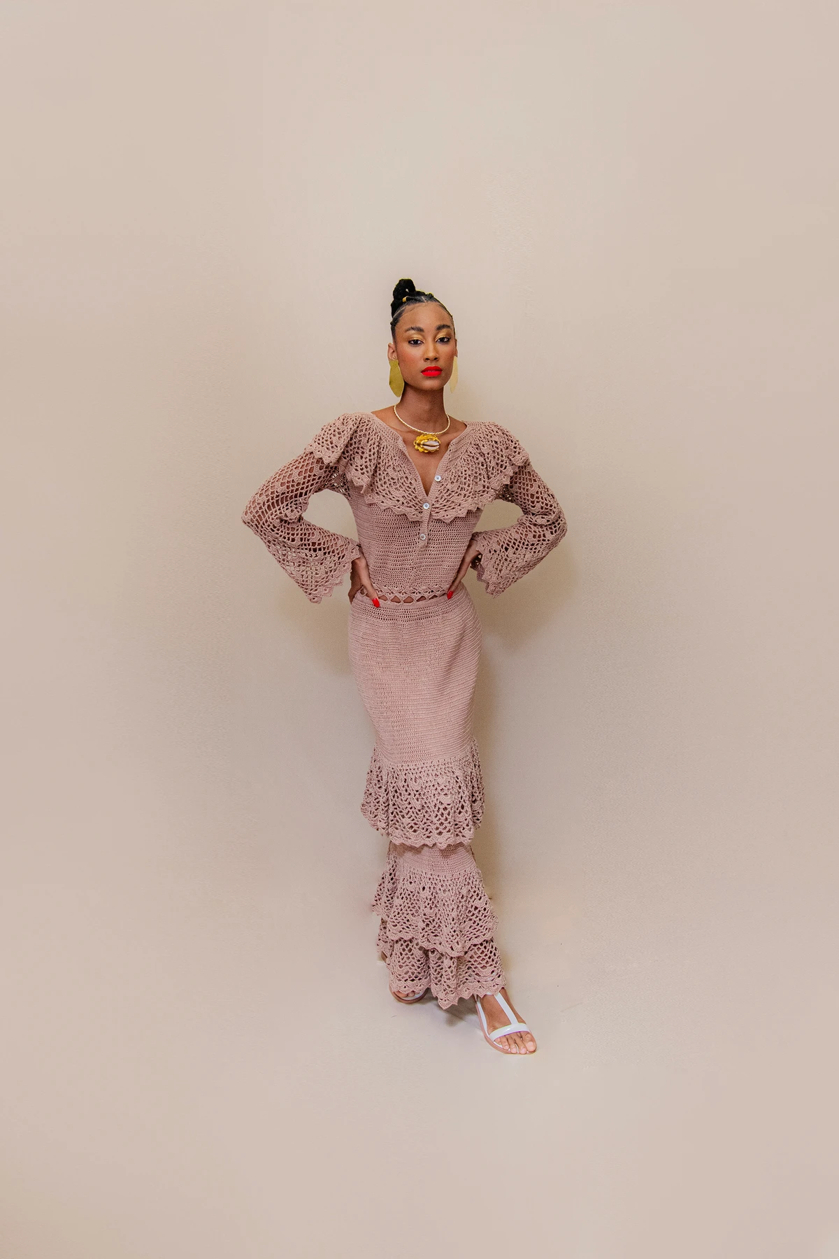 Look Criollo (@criollo_oficial). Acessórios: Acessórios: By Aninha (@byaninhamimoseacessorios). Calçado: Melissa (@clubemelissasalvadorshopping). Modelo: Amanda Rocha (@iam.amandar) por Lucas Assis