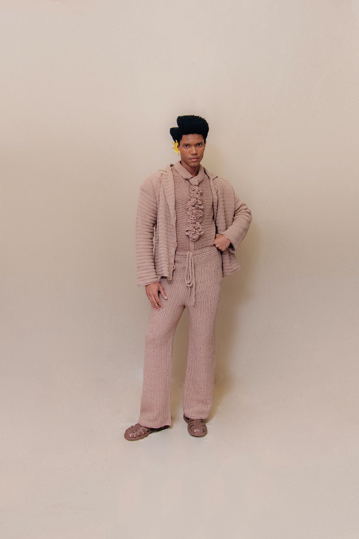 Look Criollo (@criollo_oficial). Acessórios: Brinco By Aninha (@byaninhamimoseacessorios). Calçado: Melissa (@clubemelissasalvadorshopping). Modelo: Sérgio Augusto (@sgaugustoo) por Lucas Assis