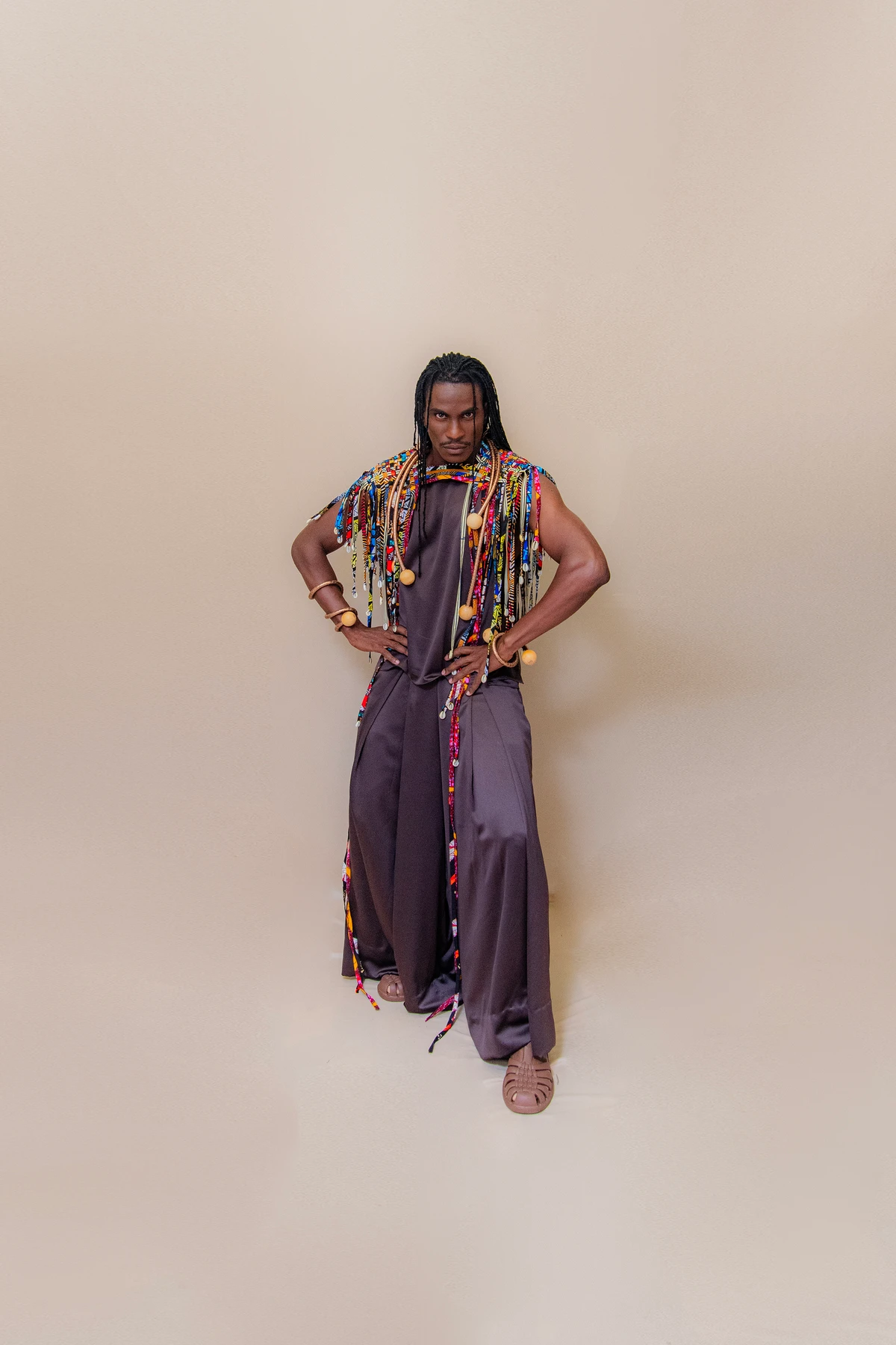 Look Katuka (@katukaafricanidades). Acessório: Janaína Rodrigues (@jnarodrigues). Calçado: Melissa (@clubemelissasalvadorshopping). Modelo: Dinailton Dias (@santodinailton) por Lucas Assis