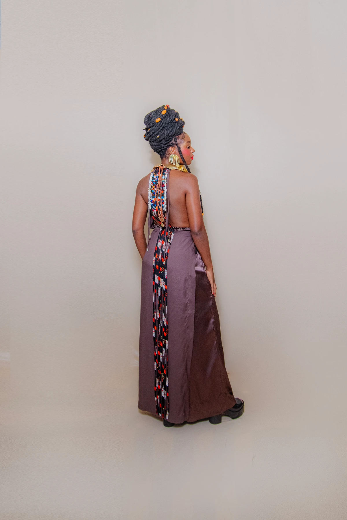 Look Katuka (@katukaafricanidades). Acessório: Colar Janaína Rodrigues (@jnarodrigues); Brinco By Aninha (@byaninhamimoseacessorios). Calçado: Melissa (@clubemelissasalvadorshopping). Modelo: Yaômin Amorim (@yaominamorim) por Lucas Assis