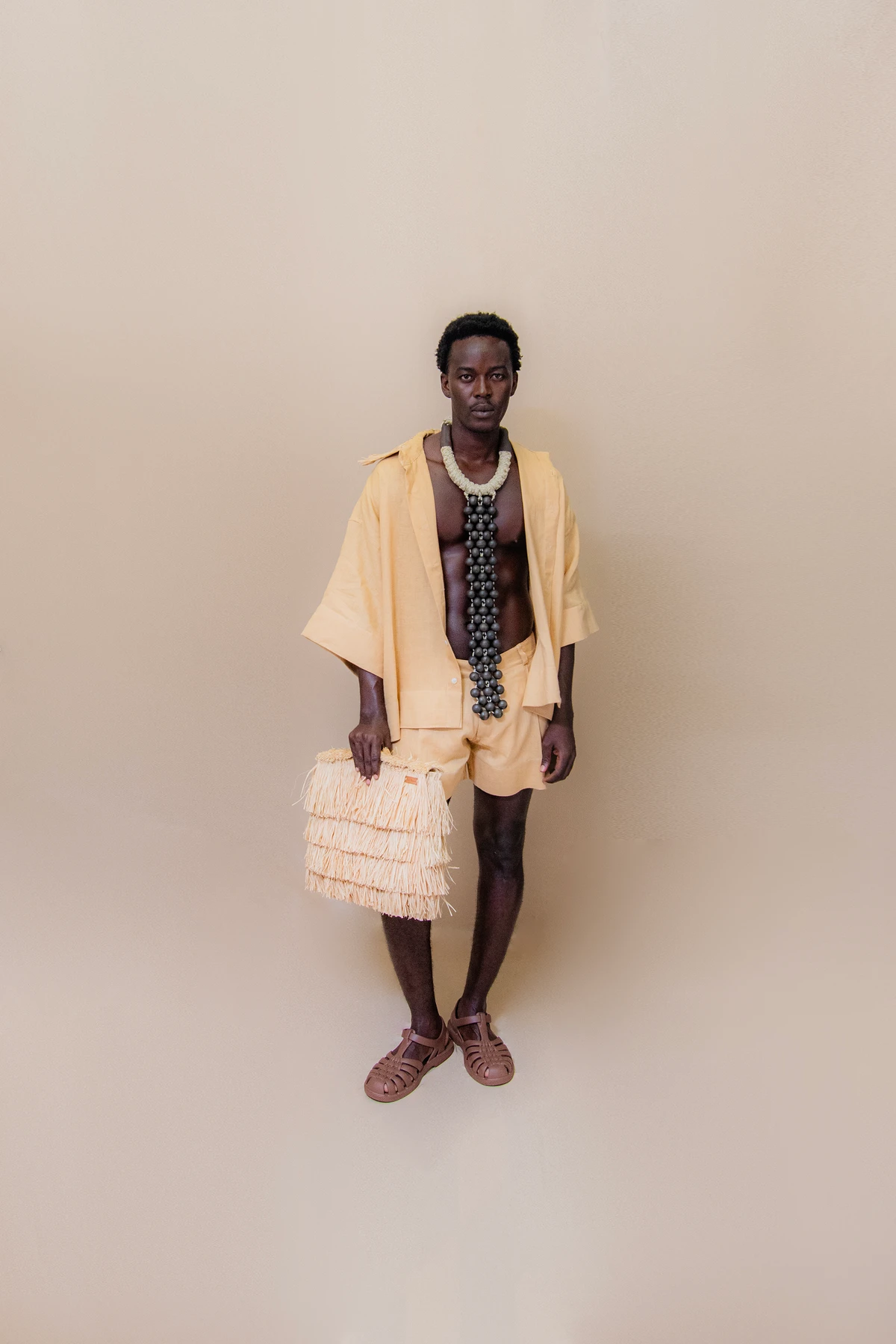 Look Areia (@amoareia). Acessório: Colar Janaína Rodrigues (@jnarodrigues). Bolsa: Divino Ammor (@divinoammor). Calçado: Melissa (@clubemelissasalvadorshopping). Modelo: Flávio Sampaio (@fah_sampaio) por Lucas Assis