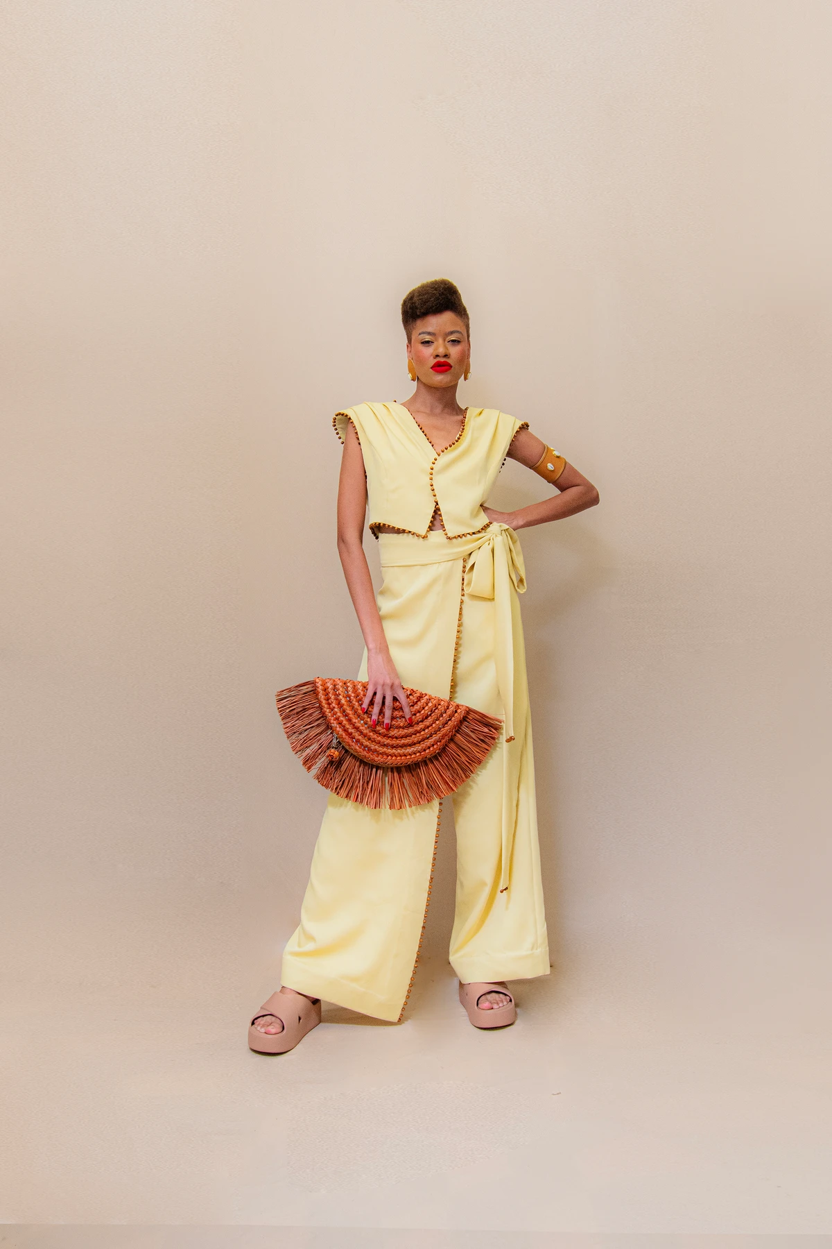 Look Guilherme Almeida (@guialmeidastudio). Acessórios: TáBomPraVocê (@tabompravoce). Bolsa: Divino Ammor (@divinoammor). Calçado: Melissa (@clubemelissasalvadorshopping). Modelo: Raquel Cant (@raquelcant) por Lucas Assis