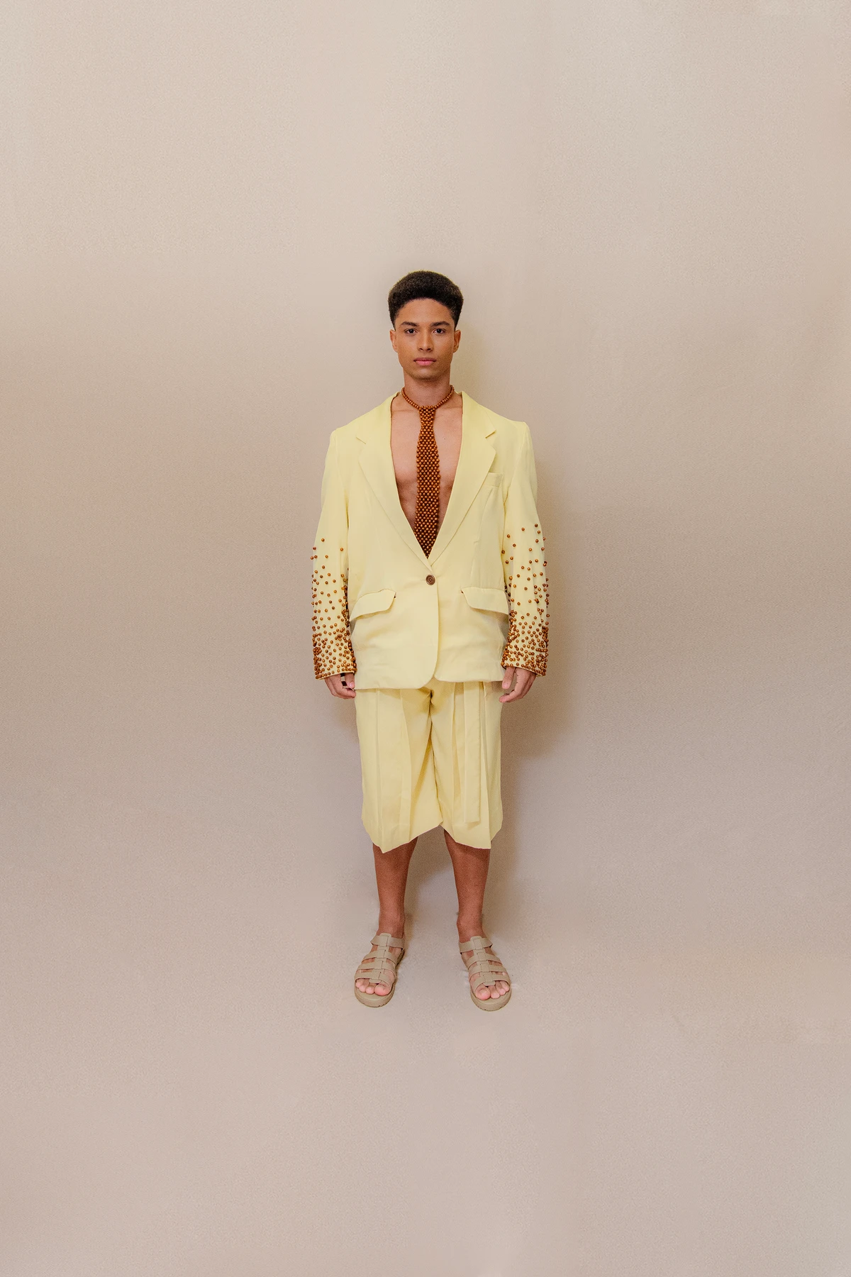 Look Guilherme Almeida (@guialmeidastudio). Calçado: Melissa (@clubemelissasalvadorshopping). Modelo: Renato Ferreira (@renato_djota) por Lucas Assis