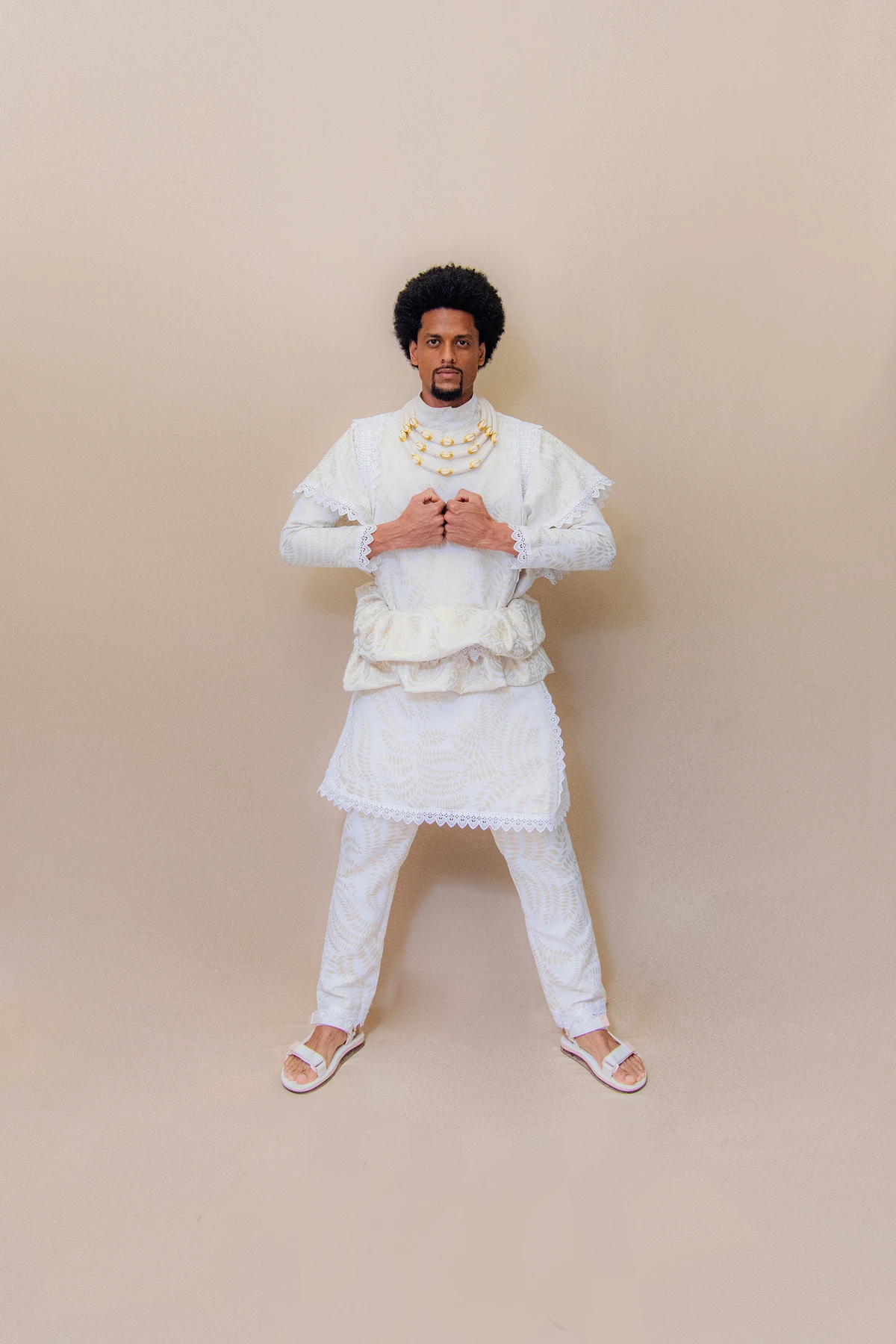 Look Orí Lewa (@_orilewa). Acessório: TáBomPraVocê (@tabompravoce). Calçado: Melissa (@clubemelissasalvadorshopping). Modelo: Igor Martins (@igormartoliv) por Lucas Assis