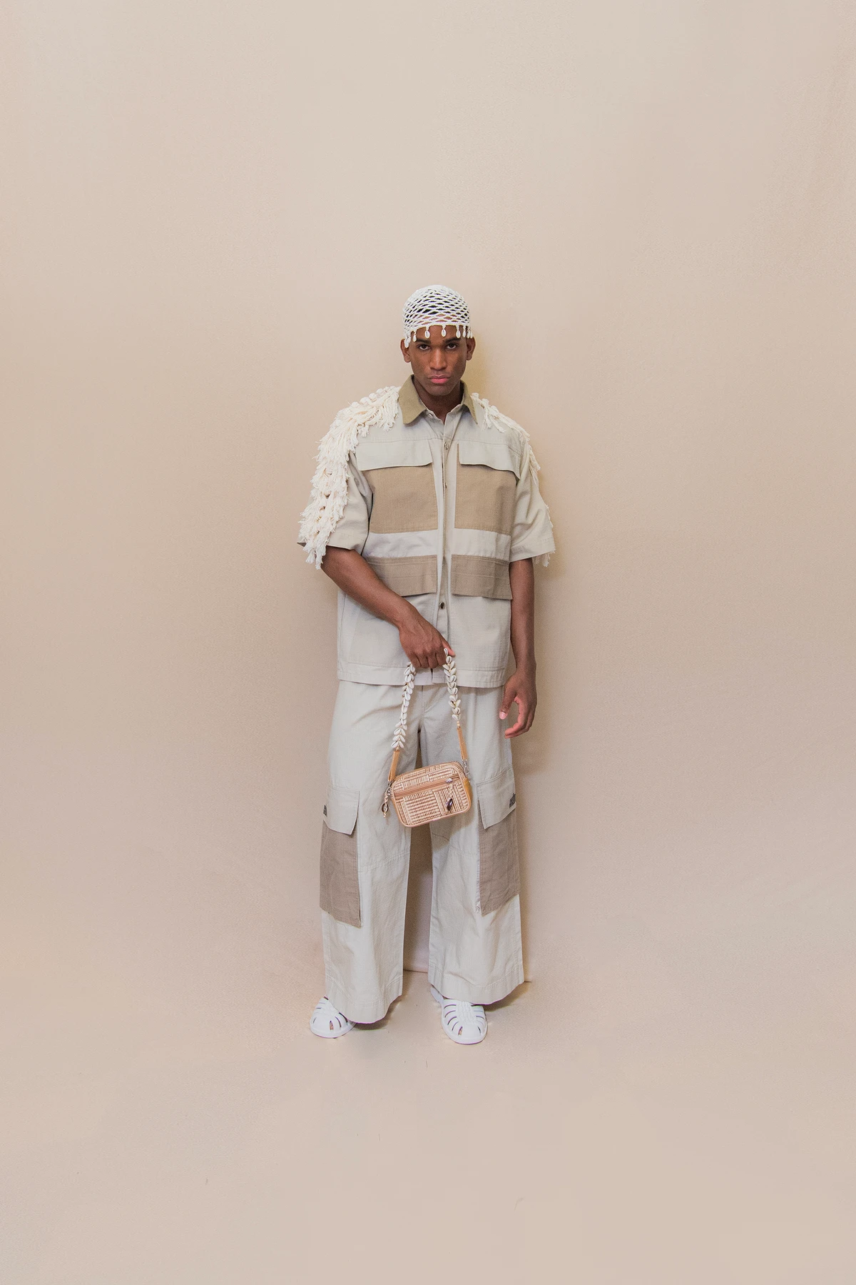 Look Axómi (@axomi.oficial). Acessório: Touca Uka (@useuka). Bolsa Ziê (@minhazie). Calçado: Melissa (@clubemelissasalvadorshopping). Modelo: Bruce Damasceno (@brucx) por Lucas Assis