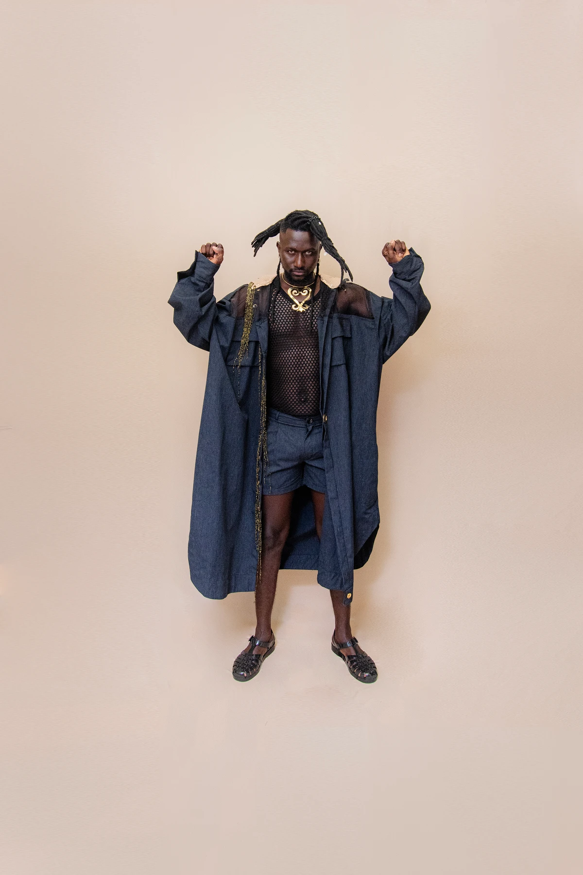 Look Soudam (@ismaelsoudam). Acessórios: By Aninha (@byaninhamimoseacessorios). Calçado: Melissa (@clubemelissasalvadorshopping). Modelo: Eco de Gumbé (@ecodegumbe) por Lucas Assis