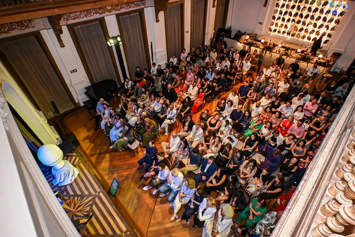 Lotação máxima por Elias Dantas e Lucas Assis