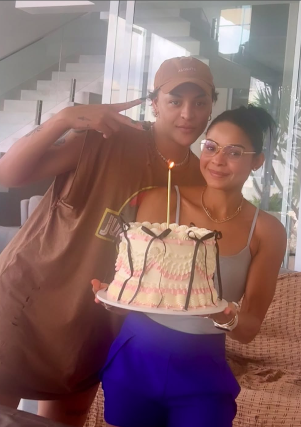 Pabllo Vittar e a irmã completaram 32 anos