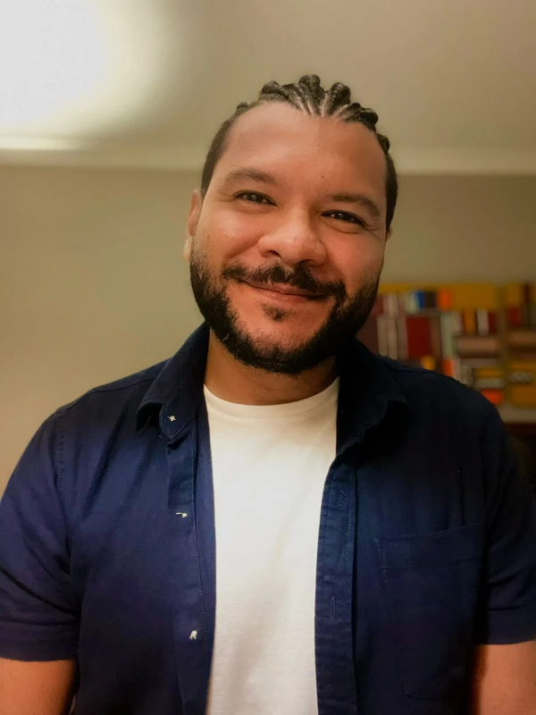 Rodrigo Antônio participa da roda de conversa “Tempo: sentido das frestas que vazam da ancestralidade”, no sábado (08) por Divulgação