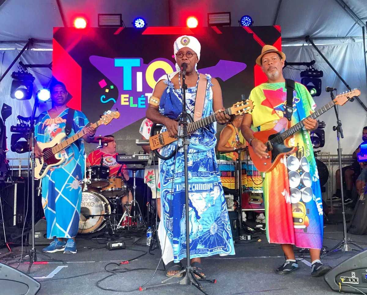 Tio Elétrico canta axé das antigas na Varanda do Sesi