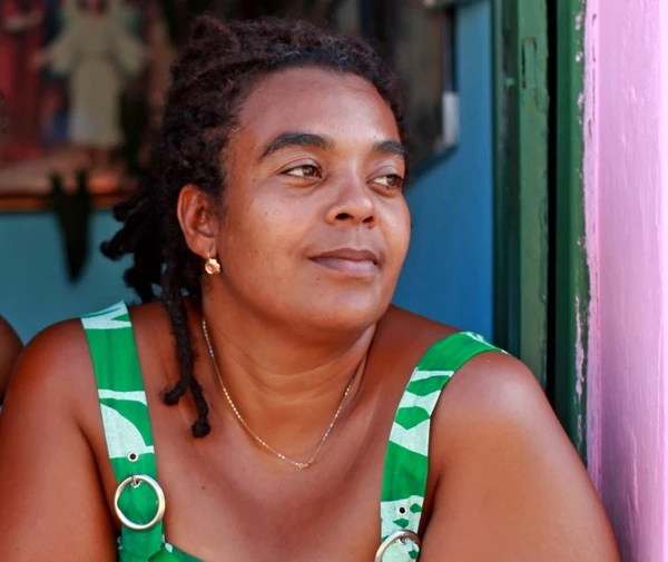 Urânia Munzanzu participa da roda de conversa “Tempo: sentido das frestas que vazam da ancestralidade”, no sábado (08) por Divulgação