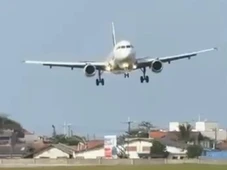 Imagem - Avião pousa de lado por causa de forte ventania em aeroporto; veja o VÍDEO