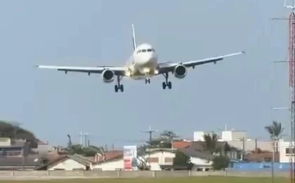 Avião desceu 'de lado' durante pouso