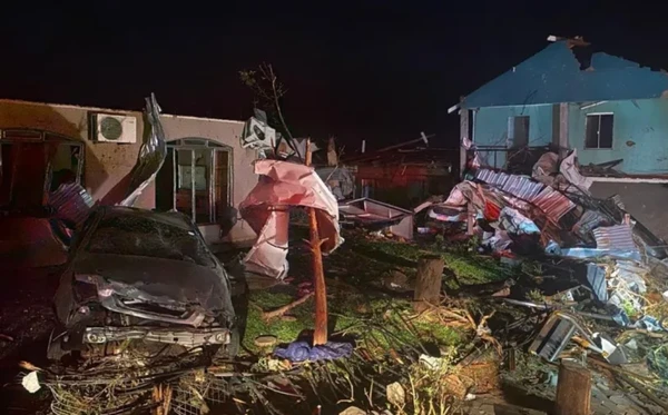 Casas e carro destruídos após passagem de tornado no Paraná 