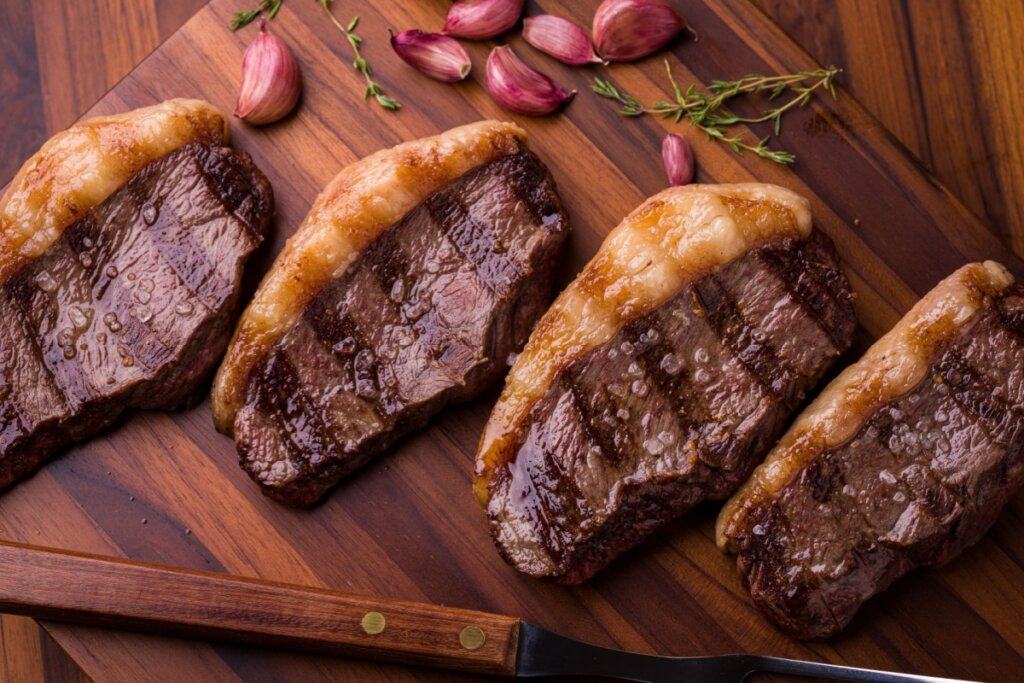 Picanha na manteiga com alho (Imagem: cesarasf | Shutterstock) 