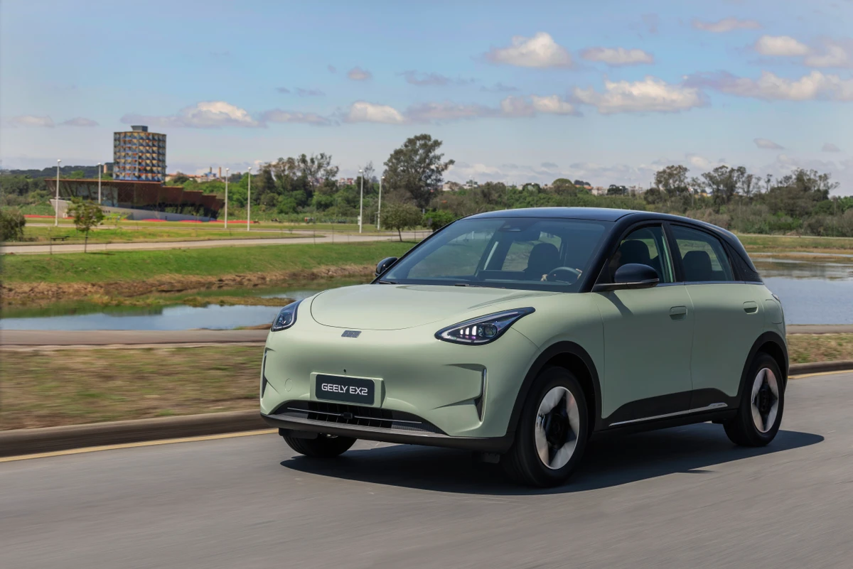 Com 4,13 m de comprimento, 6 cm a mais que o Volkswagen Polo, o Geely EX2 é 100% elétrico