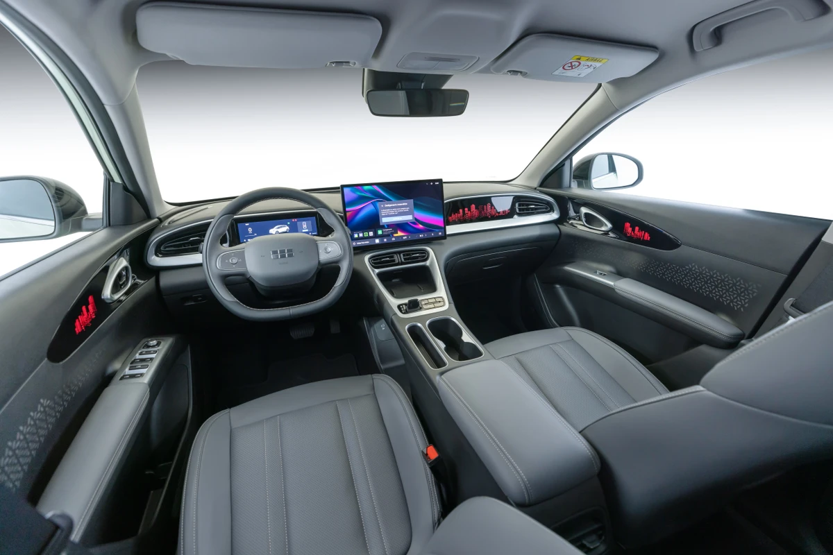 A cabine é ampla e a tela central tem 14,6 polegadas por  Rodolfo Buhrer/ Divulgação